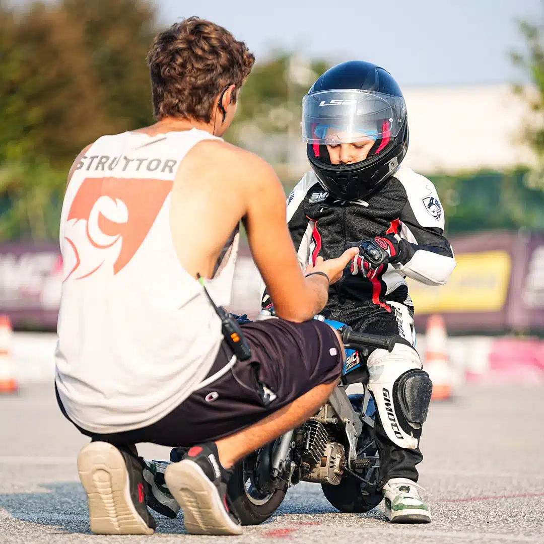 scuola motociclismo corsi di moto per bambini, i primi passi in minimoto