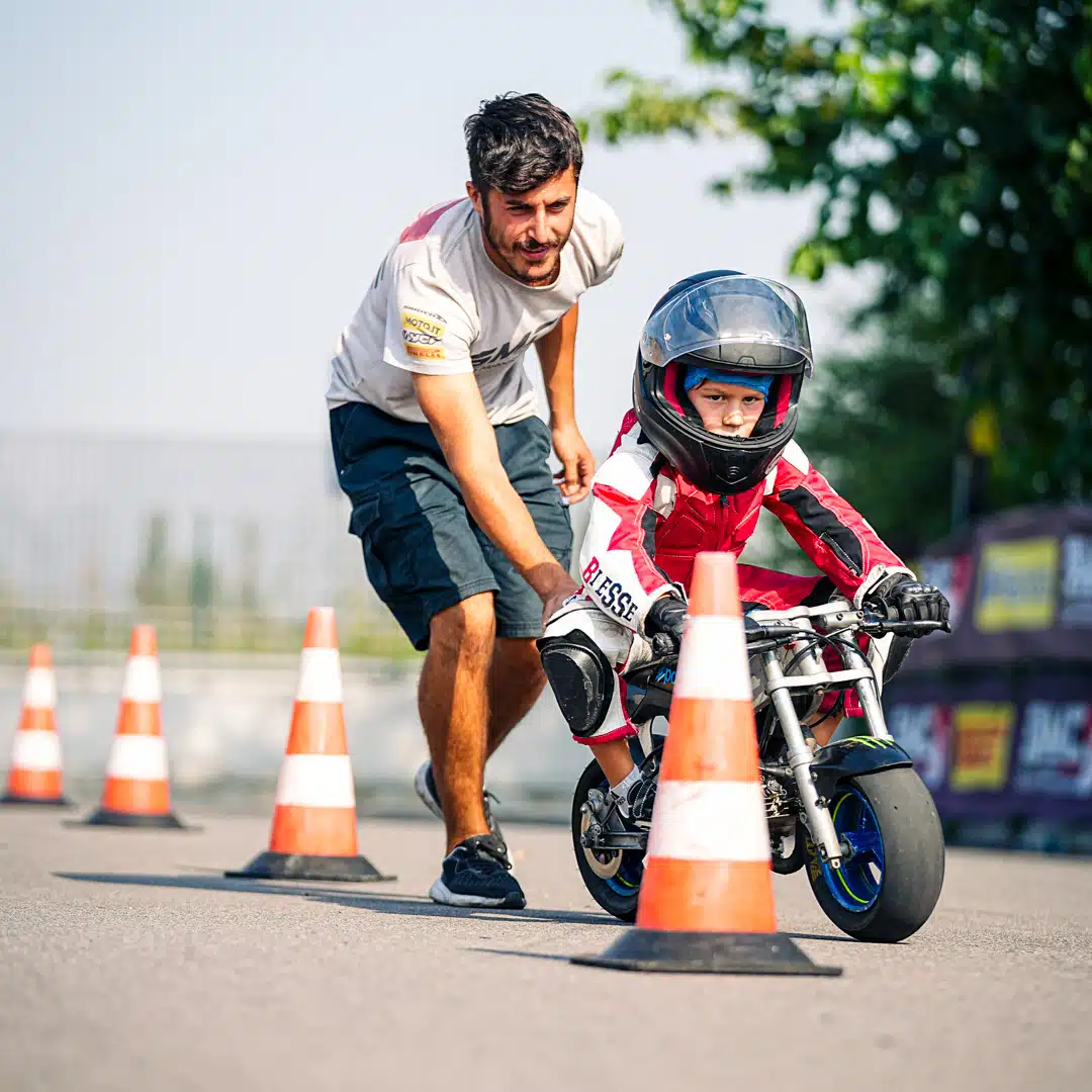 scuola motociclismo corso di moto per bambini, con minimoto e istruttore