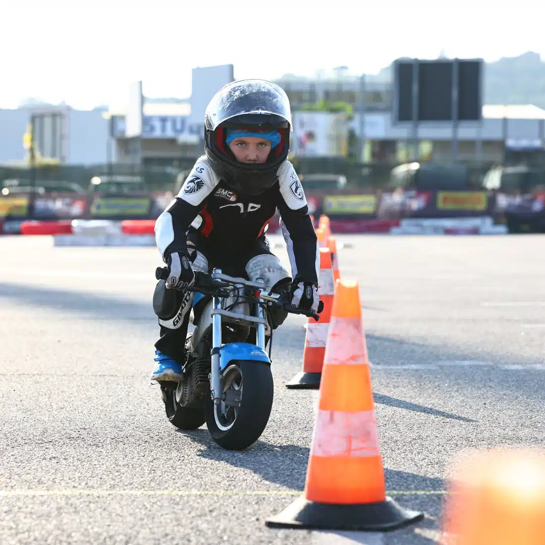 scuola motociclismo, corsi di moto per bambini, con minimoto
