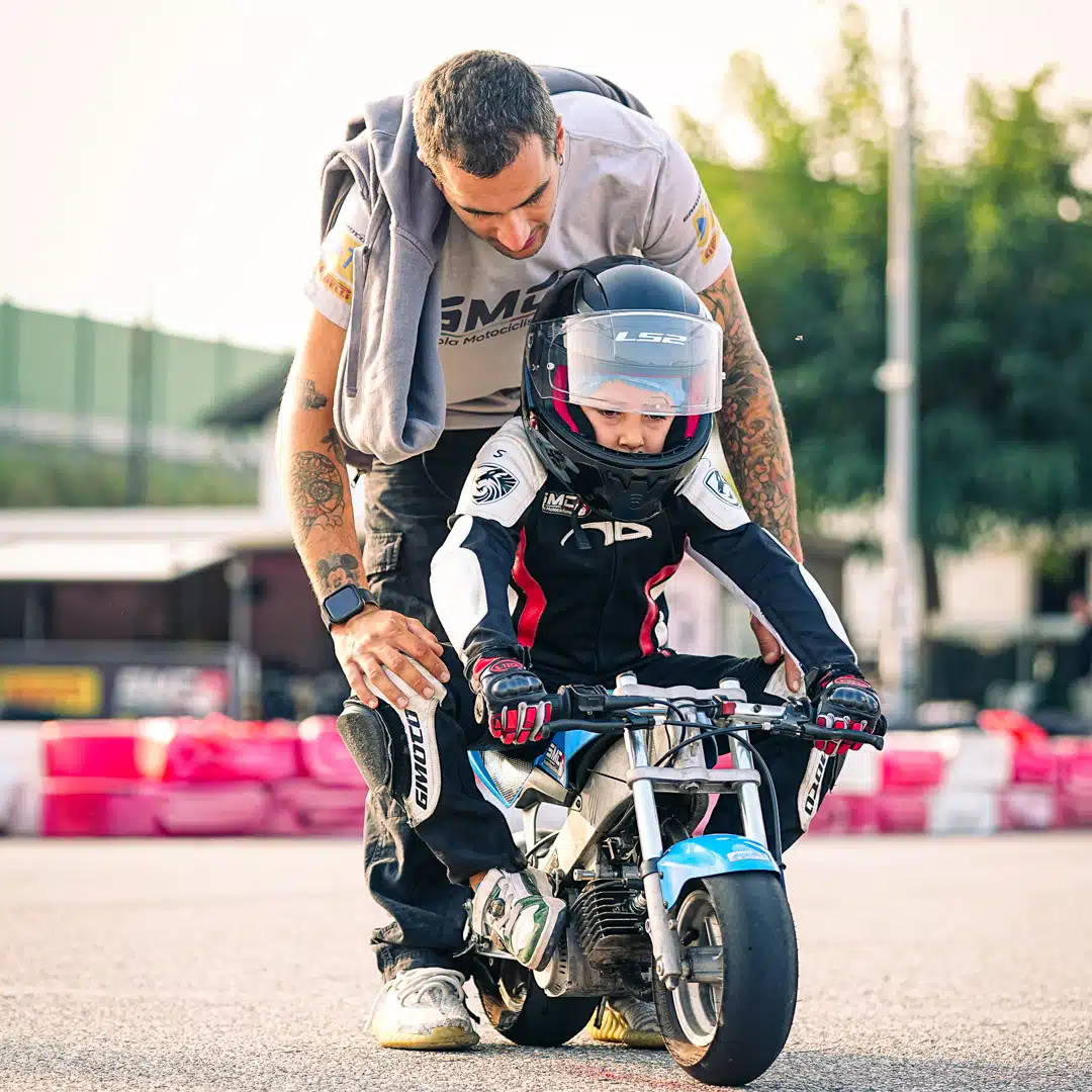 scuola motociclismo, corsi di moto per bambini, con minimoto e istruttore